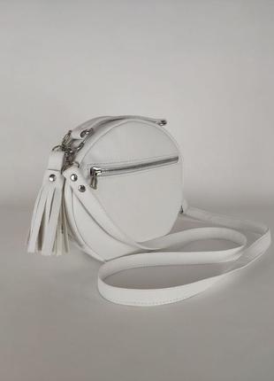 Женская круглая сумочка в белом цвете хорошо подойдет  для свиданий, прогулки4 фото