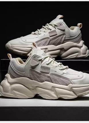 Кроссовки бежевые под adidas.
