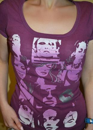 Фиолетовая футболка с принтом лица2 фото