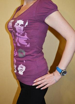 Фиолетовая футболка с принтом лица3 фото