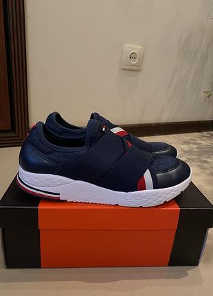 Кррсівки tommy hilfiger 36р