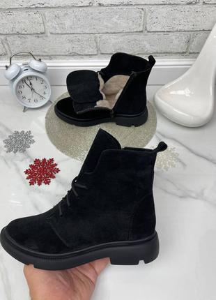 Зимние ботинки на низком каблуке