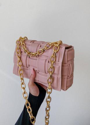 B. veneta the chain cassette light pink женская брендовая розовая пастельная мини сумочка с золотой цепью жіноча рожева модна міні сумка2 фото
