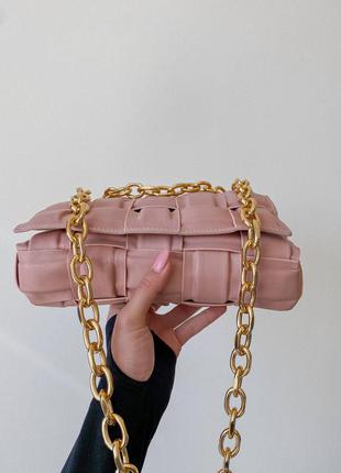 B. veneta the chain cassette light pink жіноча стильний рожевий пастельний міні сумочка з золотим ланцюгом жіноча рожева модна міні сумка3 фото