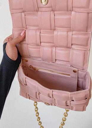 B. veneta the chain cassette light pink женская брендовая розовая пастельная мини сумочка с золотой цепью жіноча рожева модна міні сумка5 фото