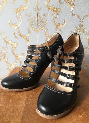 Туфли с ремешками, туфли на высоком каблуке, туфли чёрные, кожаные туфли.