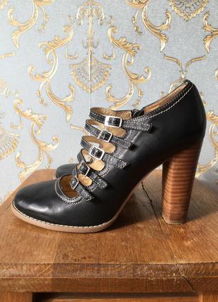 Туфли с ремешками, туфли на высоком каблуке, туфли чёрные, кожаные туфли.