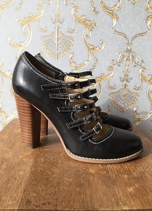 Туфли с ремешками, туфли на высоком каблуке, туфли чёрные, кожаные туфли.