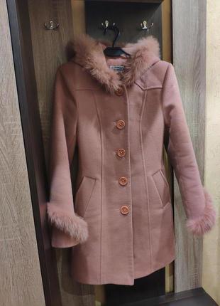 Гарне пудрове зимове пальто з натуральним хутром1 фото