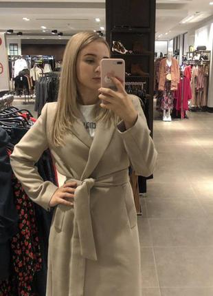 Бежевое пальто zara