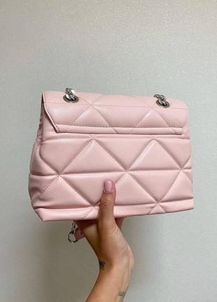 Брендовая розовая пастельная женская мини сумочка с цепями стильна жіноча рожева шикарна міні сумка5 фото
