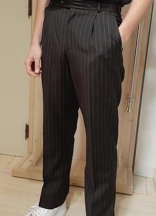 Бездоганний костюм темно-коричневого кольору в смужку