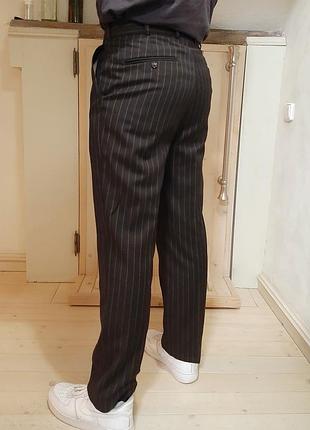 Бездоганний костюм темно-коричневого кольору в смужку