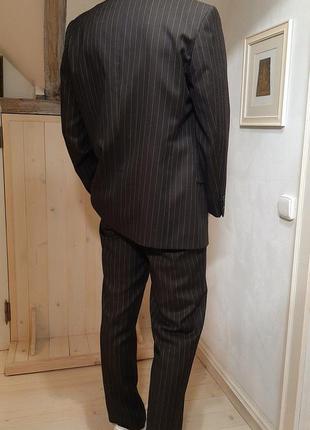 Бездоганний костюм темно-коричневого кольору в смужку