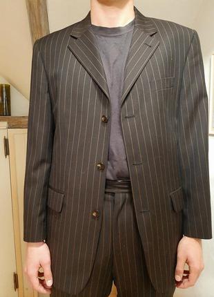Бездоганний костюм темно-коричневого кольору в смужку