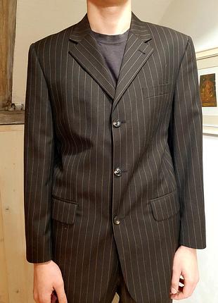 Бездоганний костюм темно-коричневого кольору в смужку