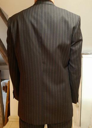Бездоганний костюм темно-коричневого кольору в смужку