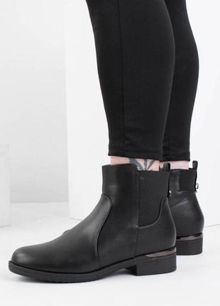 Стильні чорні зимові черевики низький хід короткі на резинці челсі