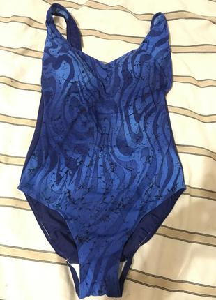 Купальниках