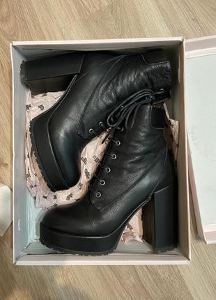 Осінні черевики ботильйони на шнурівці чорні шкіряні черевики на шнурках нубук на платформі товстий каблук2 фото