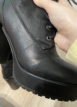 Осінні черевики ботильйони на шнурівці чорні шкіряні черевики на шнурках нубук на платформі товстий каблук6 фото