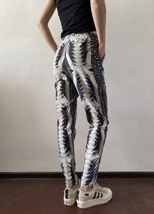 Легкие летние брюки абстрактный рисунок divided by h&m2 фото