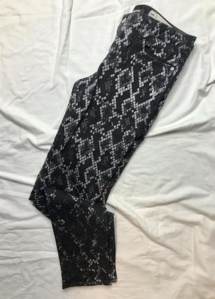 Джинсы с напылением в орнамент skinny leg