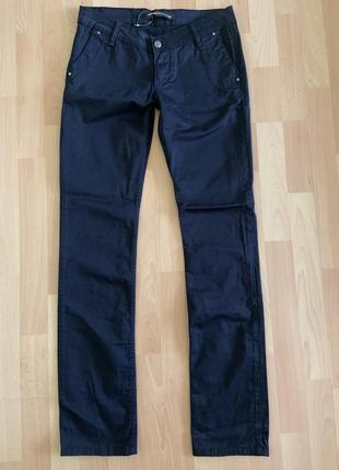 Чисто чёрные коттоновые джинсы по символической цене.