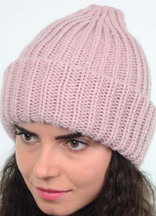 Зимова жіноча шапка великої в'язки з відворотом1 фото