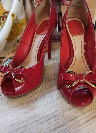 Червоні лаковані туфлі  sasha fabiani 38 р.1 фото