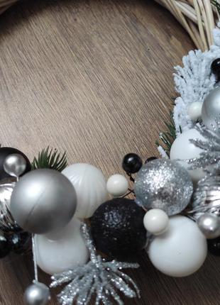 Венок из лозы с рождественским декором