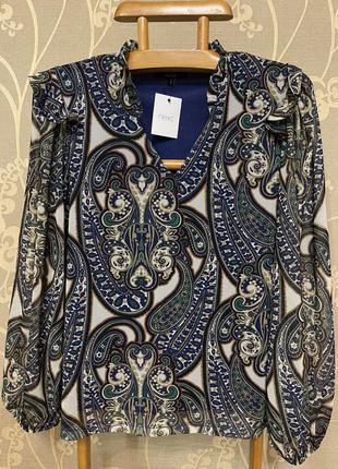 Очень красивая и стильная брендовая кофточка в узорах.