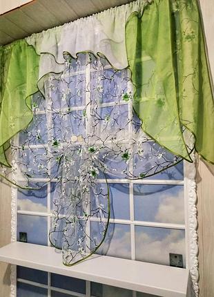 Короткая до подоконника занавеска  с ламбрикеном в кухню или в детскую