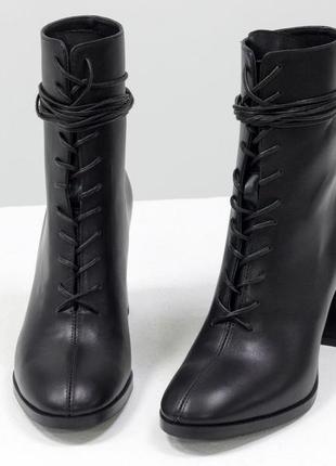 Дизайнерские базовые ботильоны черного цвета на шнуровке из натуральной лицевой кожи на высоком каблуке
