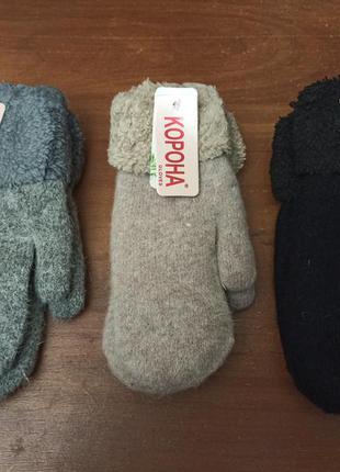 Жіночі рукавиці варежки женские
новые.
двойные.
цвет: черный, серый, бежевый. чорні сірі1 фото