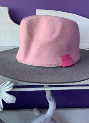 Розово-серая широкополая шляпа