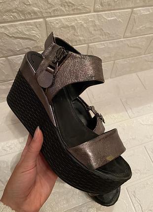Босоножки на танкетке