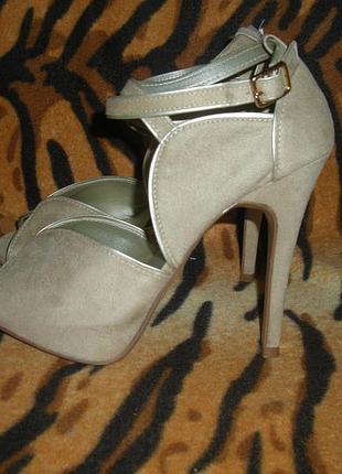 Супер босоножки  "look"р.37,бежевого цвета.