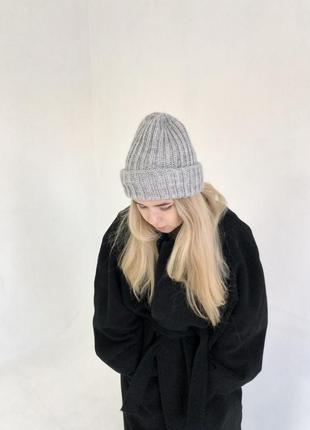 Сіра об'ємна зимова/осіння в'язана шапка
