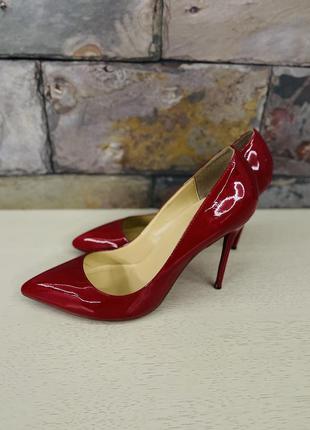 Шикарні червоні туфлі-човники