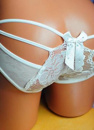 Белые соблазнительные кружевные трусики с бантом бантиком, стразами и множеством лямочек сзади