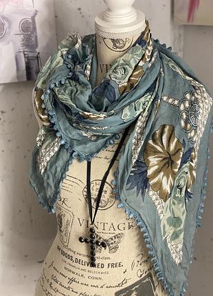 Эффектный бирюзовый платок в цветы