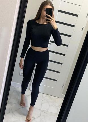 Ідеальний твій комплект безшовний кроп топ з довгим рукавом і лосини чорний з мікрофібри