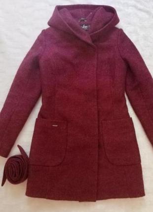 Бордовое шерстяное пальто с капюшоном с поясом.