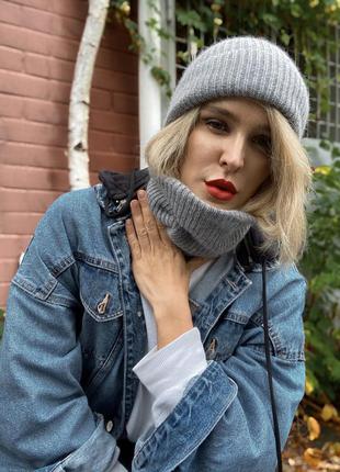 Сіра шапка з відворотом в рубчик м'яка тепла