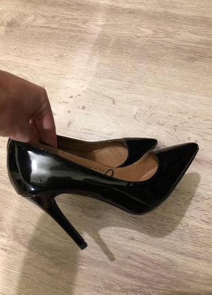 Лаковые черные туфли лодочки zara8 фото