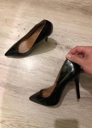 Лаковые черные туфли лодочки zara6 фото