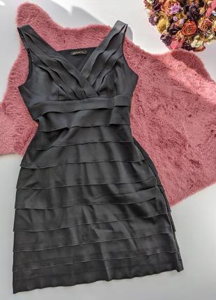 Красивое черное платье декольте v-образный вырез