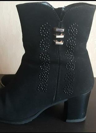 Замшевые ботильоны.