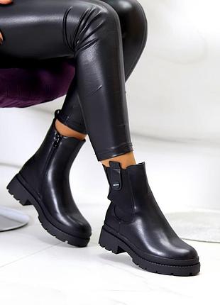 Актуальні чорні жіночі черевики з еластичними вставками з боків
